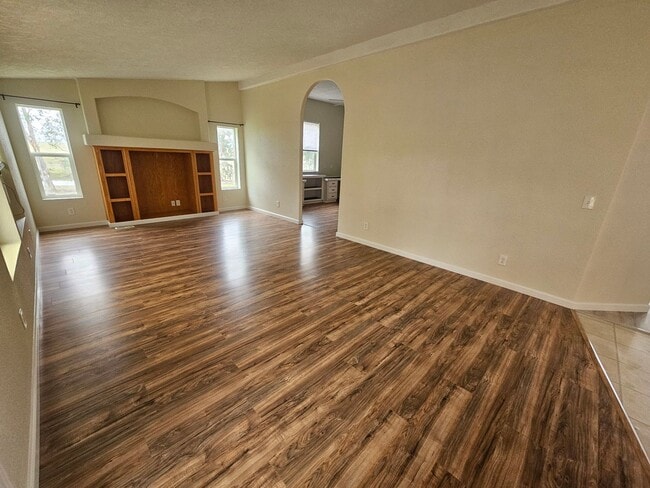 Building Photo - Spacious Home on 5 Acres For Rent!