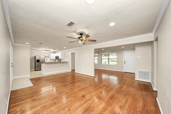 Building Photo - 2215 Gardenia Dr