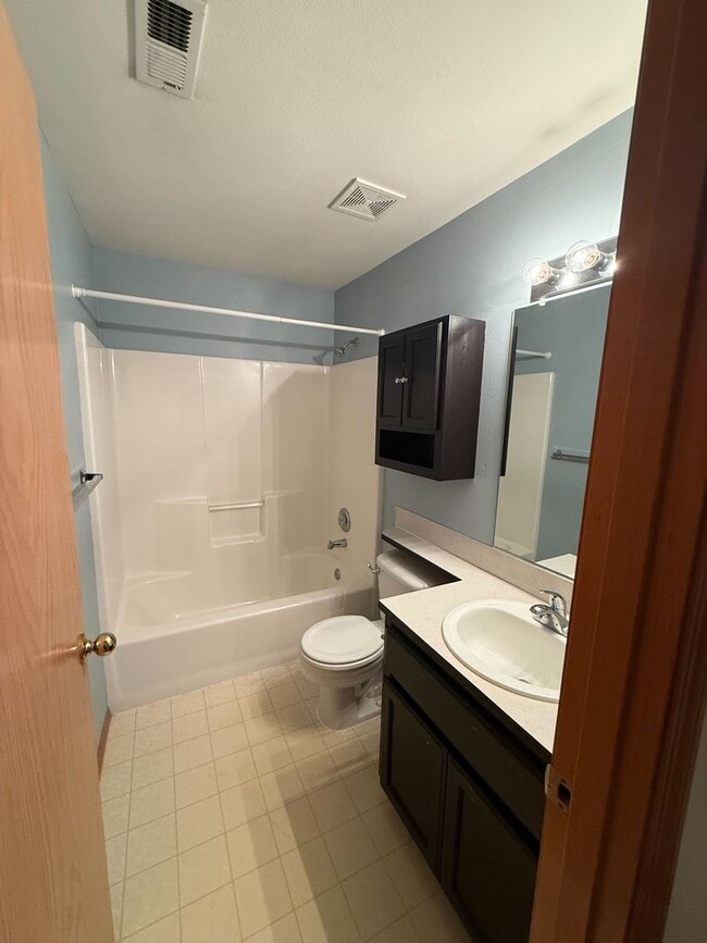 Building Photo - Spacious and Newly Updated 3 Bed/2.5 Bath in Desirable Salmon Creek area!