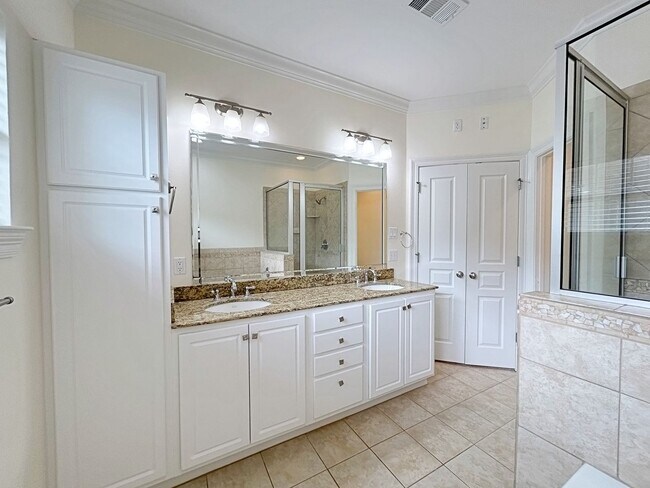 Building Photo - 3 Bedroom Townhouse in Gated Community off...