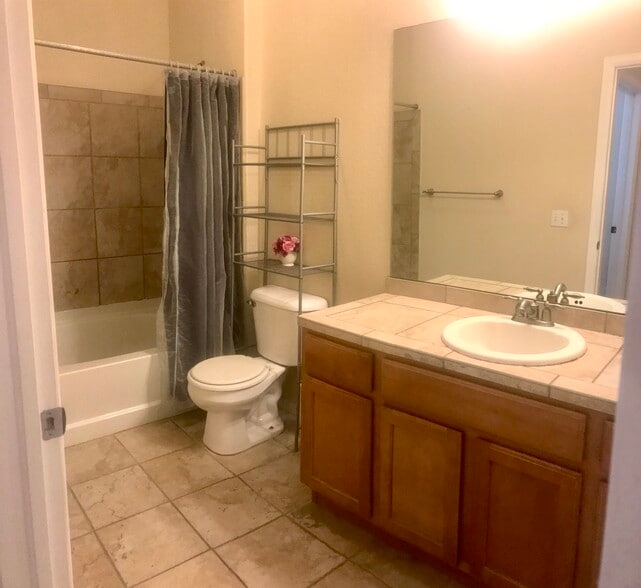 Full bathroom - 2682 S Cathay Way