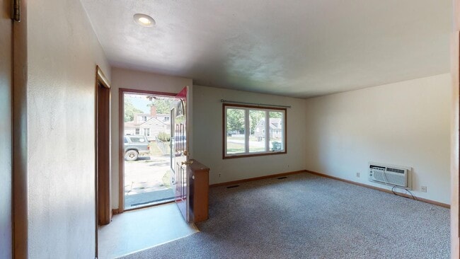 Building Photo - Great Duplex on Campus - Available August 1st