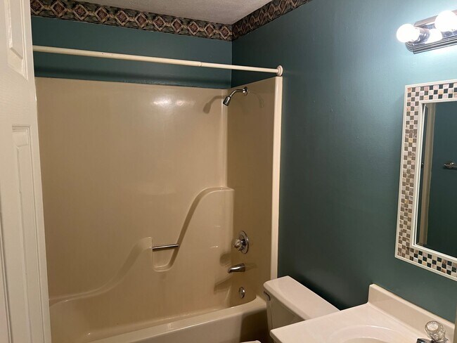 Building Photo - 3 Bed 2 Bath Duplex