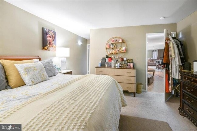 Building Photo - 5213 Le Parc Dr