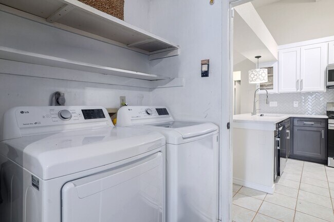 Building Photo - Freshly Renovated! Great Location! Such a sweet home