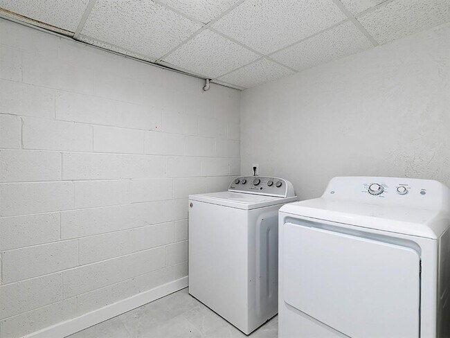 Building Photo - 2506 Kingsley Dr NE
