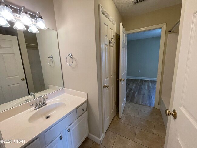 Building Photo - 114 Lakeridge Dr