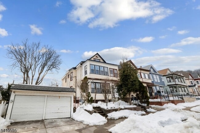 Building Photo - 335 Boulevard