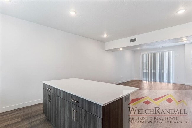 Building Photo - Beautiful 3 Bed 2.5 Bath Townhome in West ...