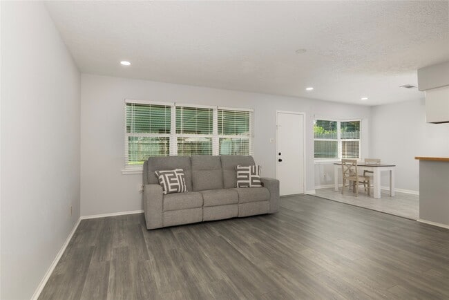 Building Photo - 4158 Bermuda Dr