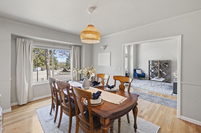 Building Photo - Spacious 6-Bedroom Broadmoor Rental with M...