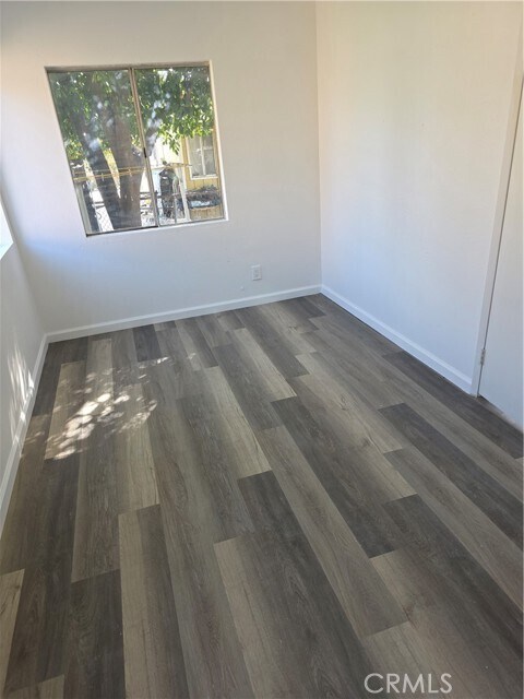 Building Photo - 1387 W 6th St