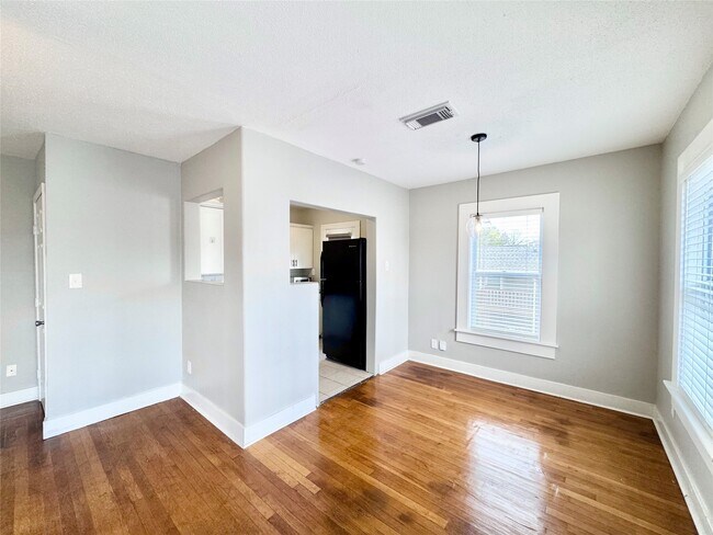 Building Photo - 629 E 11th St