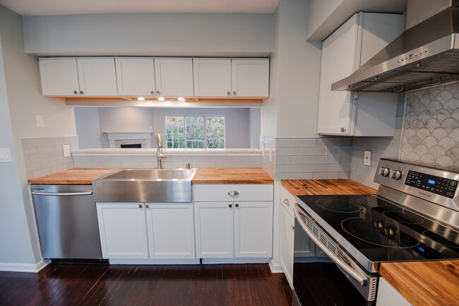 Building Photo - 1374 Village Dr