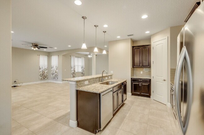 Building Photo - 4 bedroom, 3.5 bathroom in desirable Trasona!