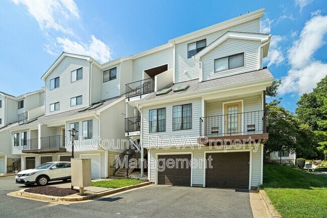 Building Photo - 1611 Carriage House Terrace