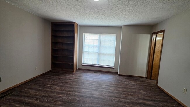 Building Photo - Wonderful 2 Bedroom Duplex in Bethany!  $1250 Per Month!