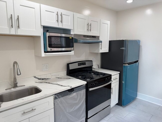 Building Photo - Great 1st Floor Duplex in Squirrel Hill! Available NOW!