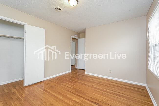 Building Photo - 118 Peachtree Ln