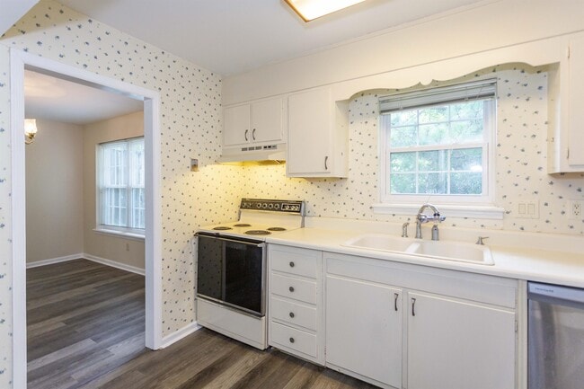 Building Photo - 2105 Montreat Pkwy