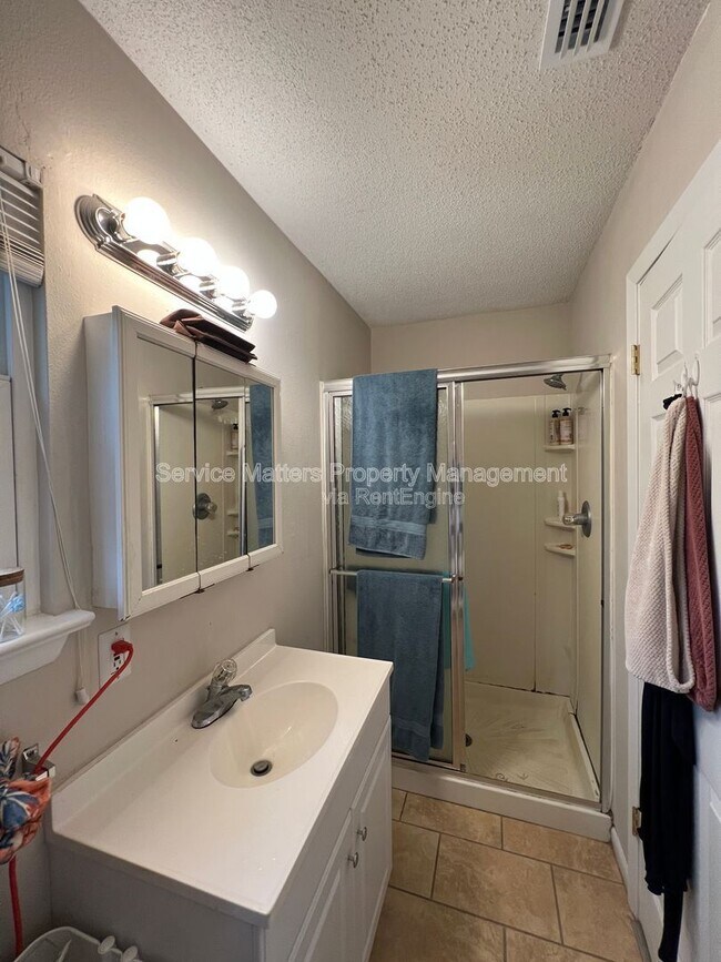 Building Photo - 303 Newcastle Dr