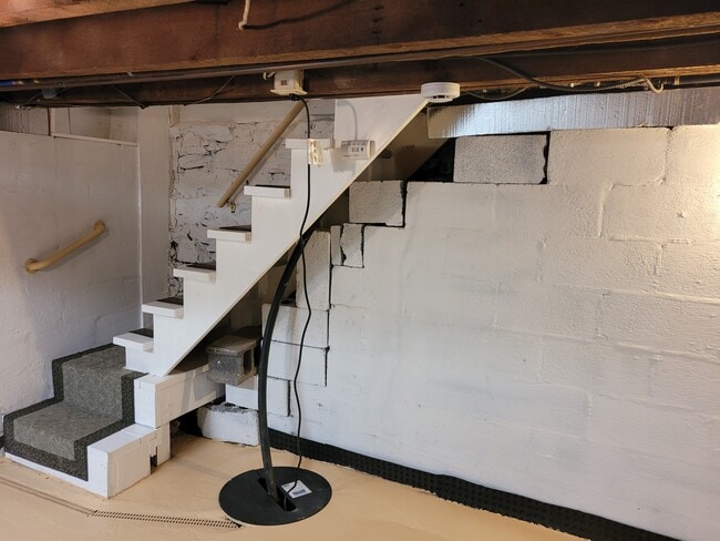 Building Photo - 21 Cook St