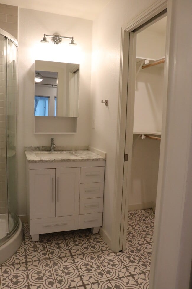 Building Photo - 713 E 45th St