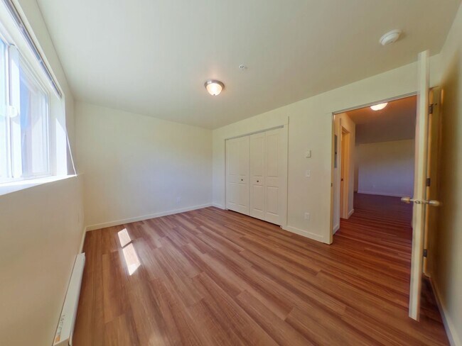 Building Photo - Centrally located 2 Bedroom Apartment in Downtown Location!