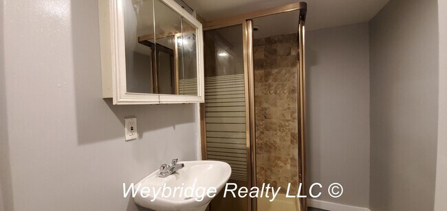 Building Photo - Spacious 3+ Bedroom Home in East Price Hill – Finished Basement & Large Backyard!