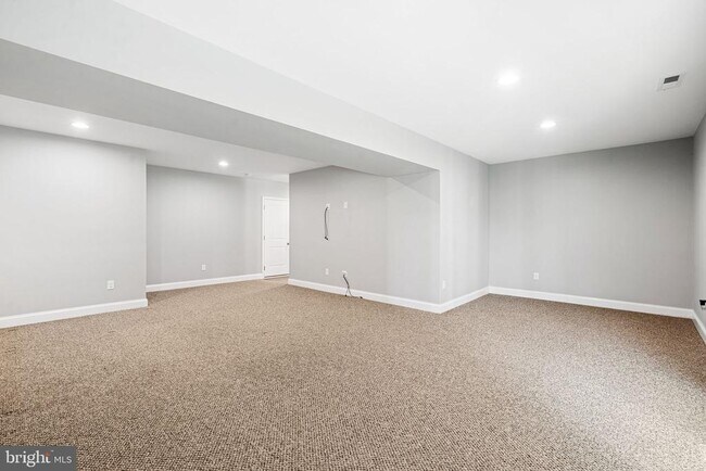 Building Photo - 89 Isabelle Ct