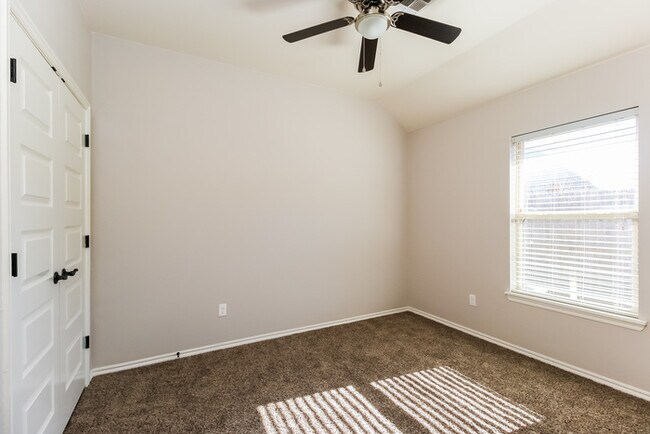 Building Photo - Beautiful 4 bed 2 bath 3 car garage home!!