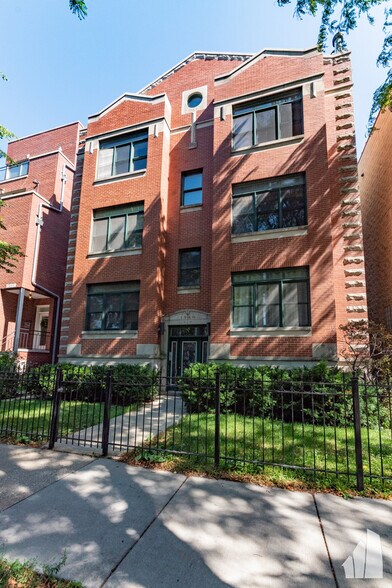 Building Photo - 1940 W Diversey Pky