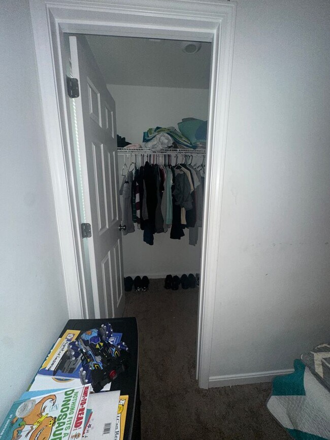 Building Photo - Available NOW - 5 bedroom, 3 full bathroom house - $3,300/month