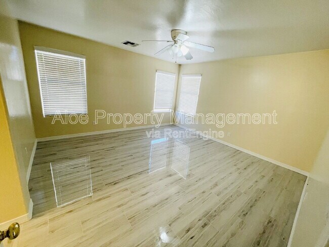Building Photo - 43724 Elm Dr