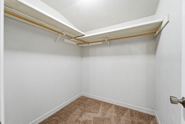 Building Photo - Feel Right at Home in This Inviting 2-Bed Gem