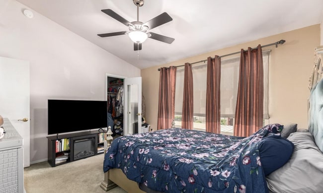 Building Photo - Townes at South Park