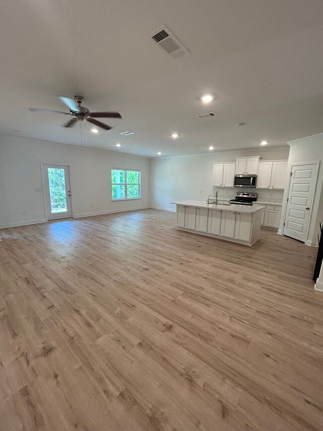 Building Photo - Beautiful 4 Bedroom Home in Point Washington!