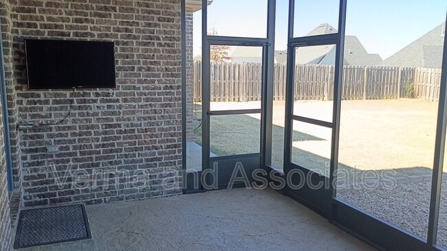 Building Photo - 1610 Sweetbriar Way