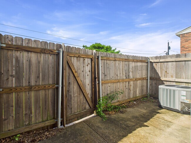 Building Photo - 704 San Pedro Dr