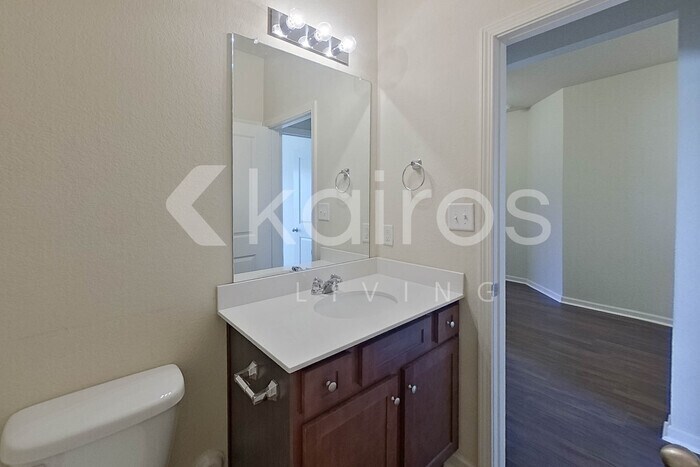 Building Photo - 10994 Lakeview Cir