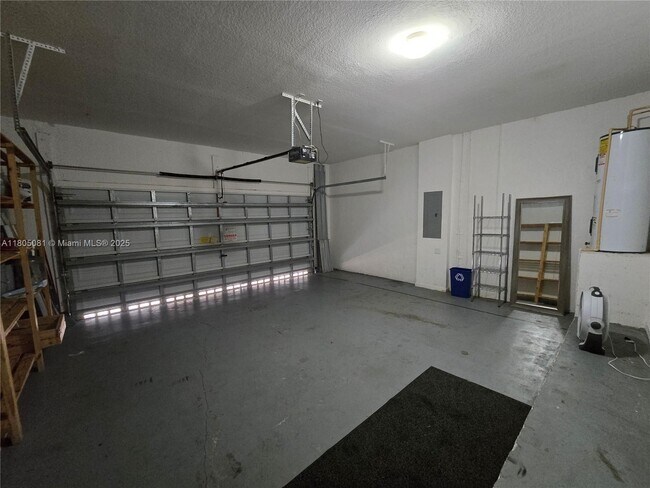 Building Photo - 1750 NE 37th Pl