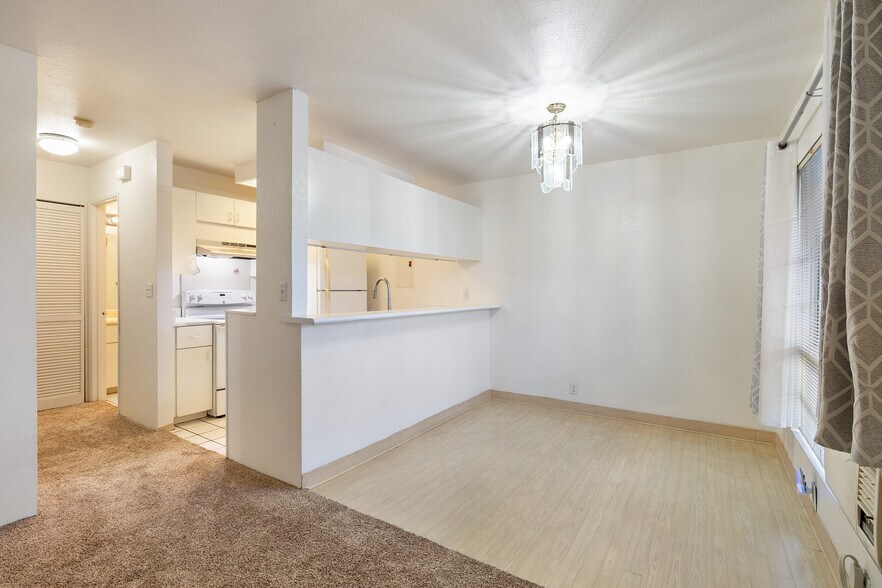 Building Photo - 393 Mananai Pl