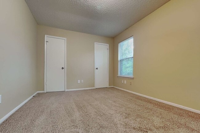 Building Photo - 11 Brentwood Oaks Ct