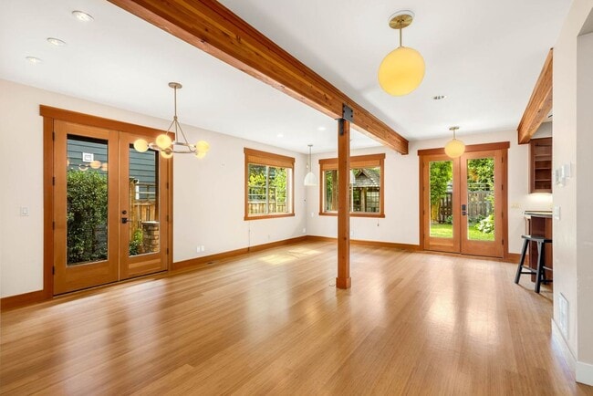 Building Photo - Charming Ravenna home with 5 bedrooms, 4 b...