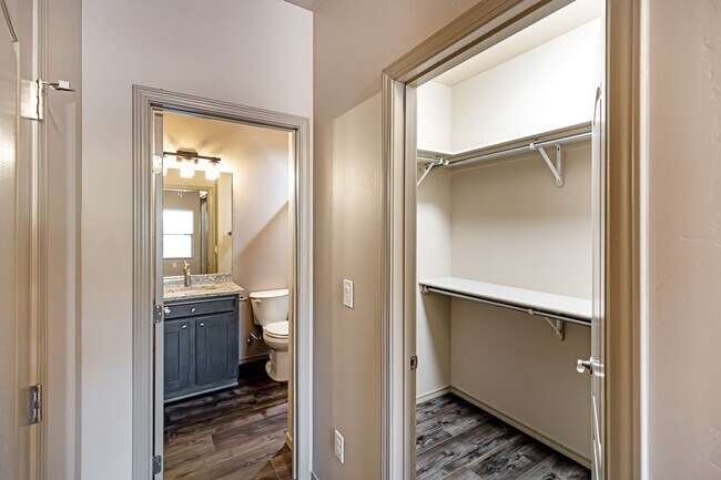 Building Photo - 901 Adams Ave