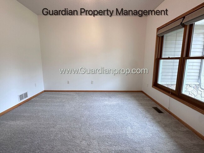 Building Photo - Minnetonka Home, 3 Car Garage, Large Primary, Updated Kitchen, Patio