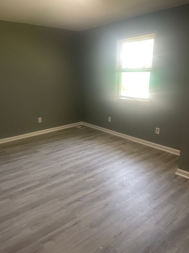 Building Photo - Knoxville 37920 - 3 bedroom, 1 bath home -...