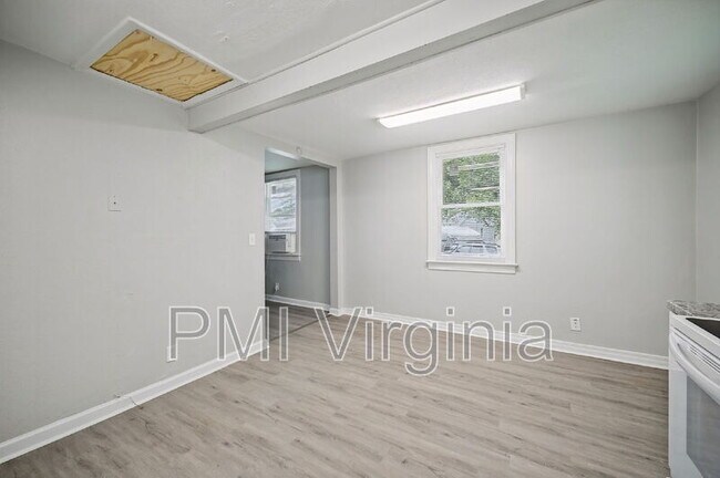 Building Photo - 3407 Essex Cir
