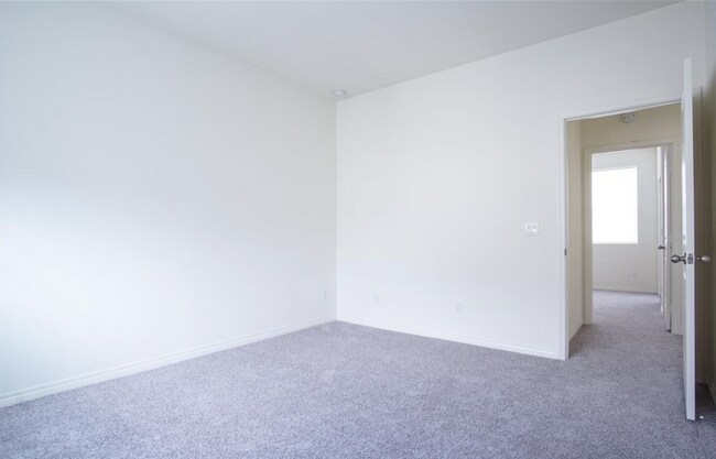 Building Photo - 3-Story Townhome w/ 2 Car Garage in New Co...