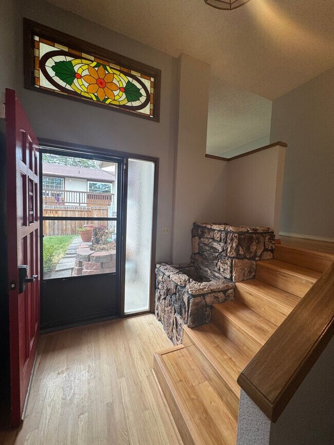 Building Photo - 3 bed 2 bath house with 2 car garage in great area!